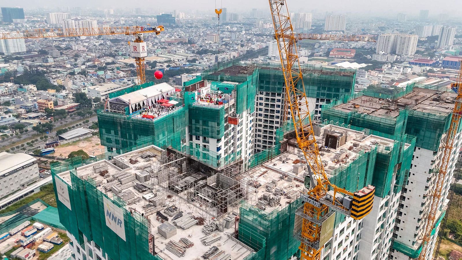 Akari City giai đoạn 2 cất nóc sau 1,5 năm thi công.