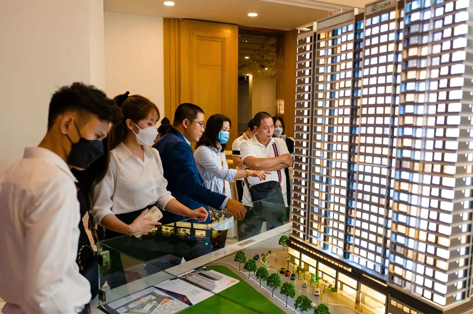 Khách hàng tìm hiểu thông tin dự án Akari City.