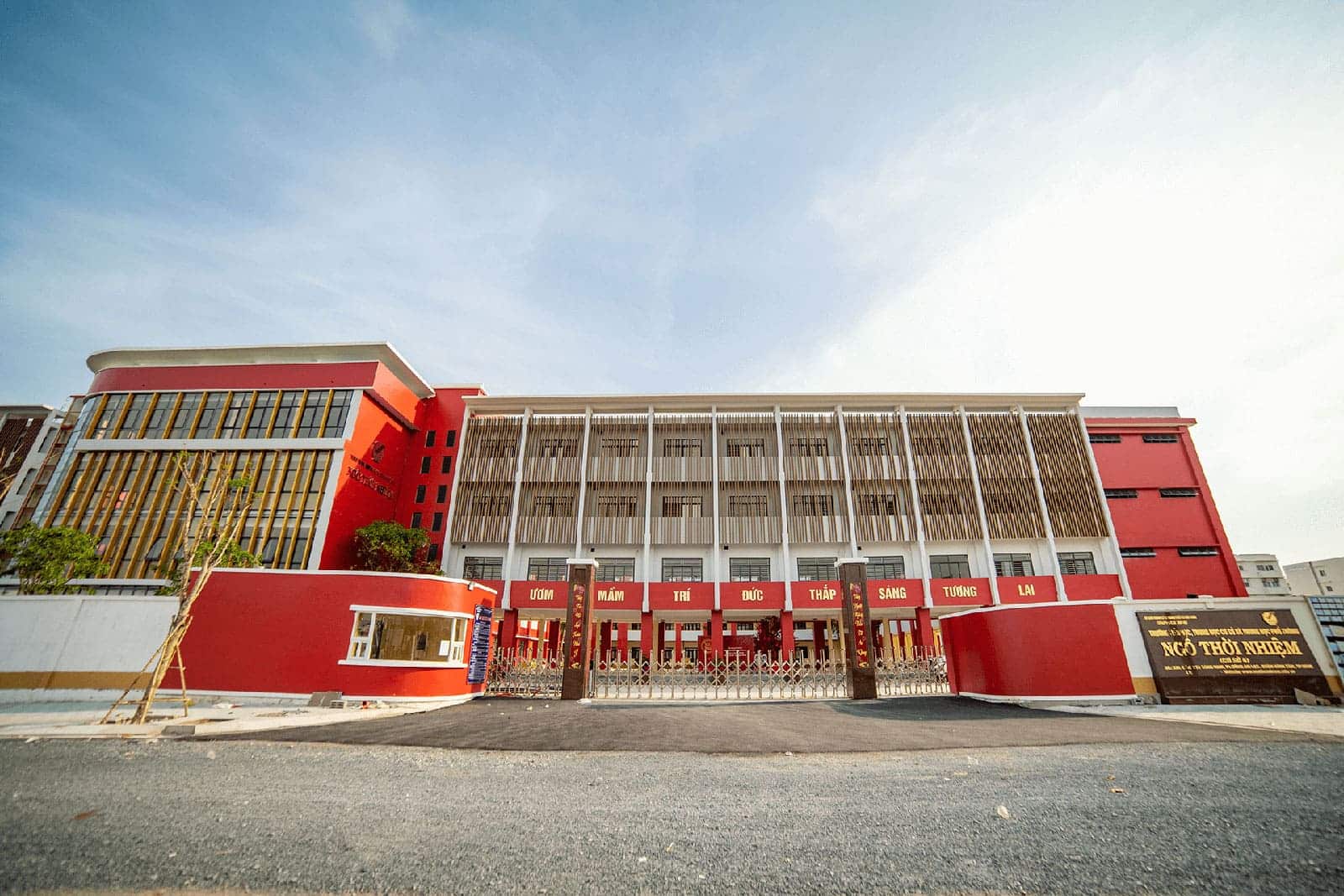 Trường học liên cấp Ngô Thời Nhiệm quy mô hơn 18.000 m2 liền kề dự án.