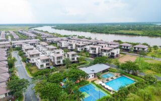 Waterpoint nằm bên sông Vàm Cỏ Đông.